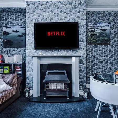 Stunning Three Bed House In Bradford Holiday home *