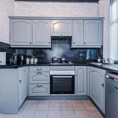 Stunning Three Bed House In Bradford *