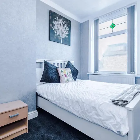Stunning Three Bed House In Bradford Holiday home *
